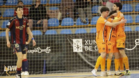 Rochina se lamenta mientras Nico, Alberto Mir&aacute;s y Pitero celebran el primer gol del capit&aacute;n contra el cuadro levantino.