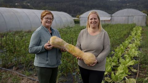 María José y Tania con una calabaza de grandes dimensiones, en plena explotación