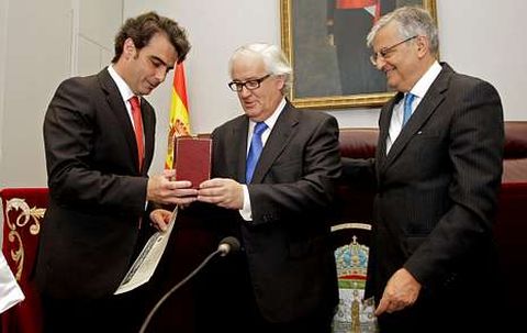 Alumnos del IES Neira Vilas y del IES Universidad Laboral, durante sus respectivas fiestas de graduaci�n previas a la selectividad