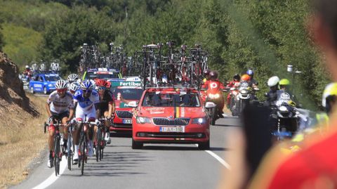 El pelot�n, todav�a en Monforte pero ya camino del ca��n del Sil