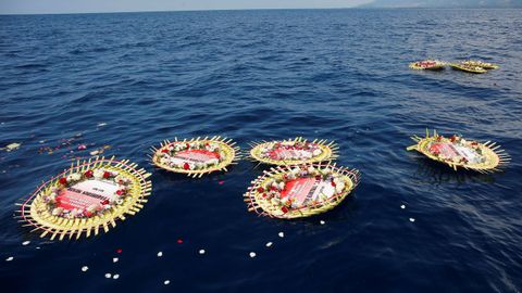 Coronas de flores con los nombres de la tripulaci�n a bordo del submarino de la Armada indonesia hundido