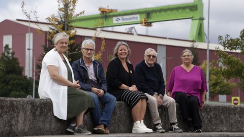 Ángeles Coira, Ricardo Martínez, Sandra Permuy, Manuel López y Josefina López, ayer con la grúa pórtico de fondo.