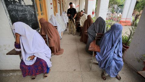 Un grupo de mujeres guarda turno para recibir un subsidio, como ayuda para el confinamiento, en  Peshawar, Pakistn