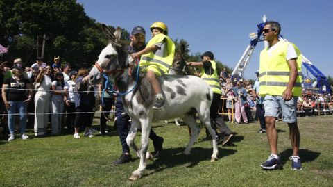 En esta carrera festiva suelen participar jinetes de todas las edades