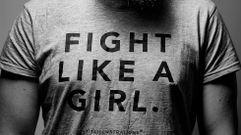 UN HOMBRE CON LA CAMISETA FIGHT LIKE A GIRL