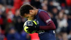 Neymar besando la pelota durante su etapa en el PSG
