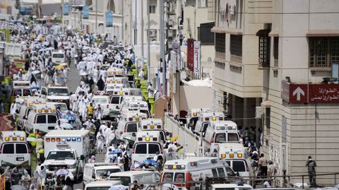 Decenas de ambulancias entre los peregrinos. 
