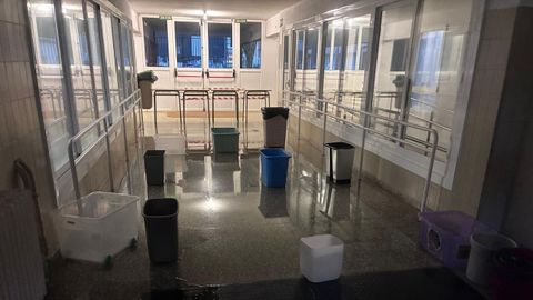 Hasta once cubos, el pasado viernes, para recoger agua en una zona del CEIP A Xunqueira 1 de Pontevedra