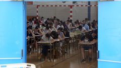 Opositores, realizando unas pruebas de acceso, en Ourense, en una imagen de archivo.