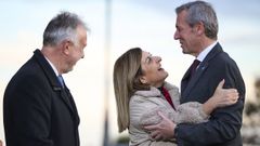 Alfonso Rueda saluda a la presidenta de Cantabria, Mara Jos Senz de Buruaga, en presencia del ministro ngel Vctor Torres, antes del inicio de la conferencia de presidentes de Santander.