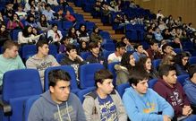 Los chavales no hicieron ayer ninguna pregunta a los ponentes. 
