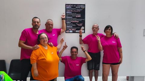Comisi�n de fiestas de Caranza con la pegada de carteles