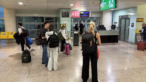 Pasajeros afectados por el «overbooking» en el vuelo Barcelona-A Coruña