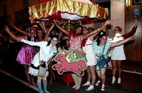 El carrusel formado por este grupo de j�venes fue de los disfraces m�s sorprendentes.