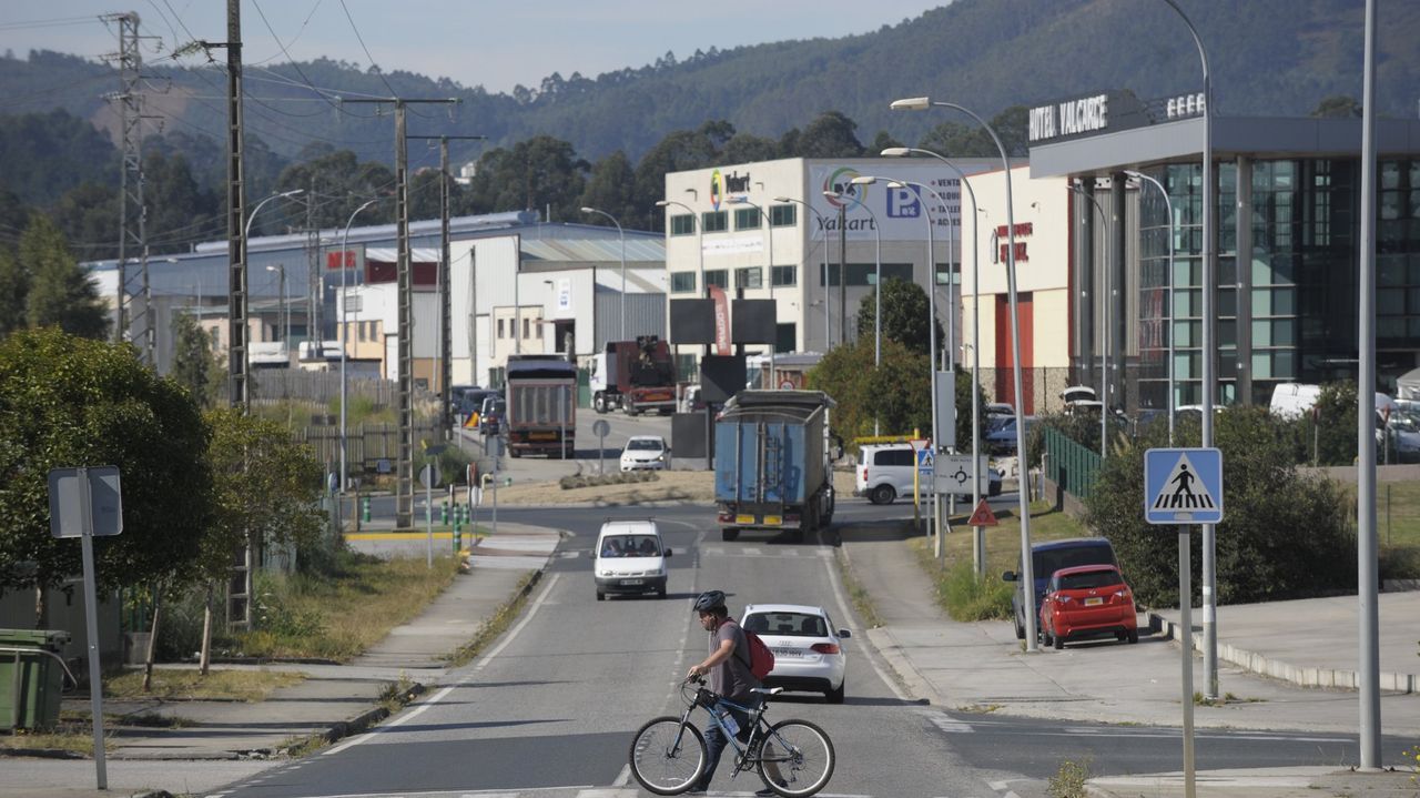 Investigan la aparición de un ciclista tendido en el arcén de una carretera en Trasancos, Narón