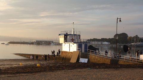 El equipo de la serie por la playa de Ares.