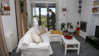 Diego Pardavila, de la inmobiliaria Backhome, muestra una de las casas que gestiona en Corrubedo