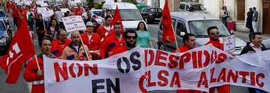 Los trabajadores de Celsa realizaron el recorrido entre A Laracha y Carballo y se manifestaron en la plaza. 