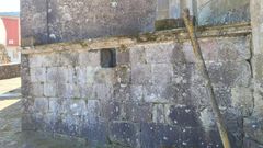 Detr�s de esta pared, en un lateral del templo, se encuentra el osario que ha provocado m�s de un susto