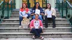El equipo de la biblioteca municipal de Ares, tras conocer que recibi el premio. 