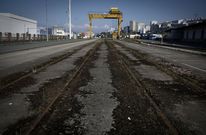 La l�nea que empleaban los contenedores est� vac�a y la gr�a puente lleva semanas parada. 