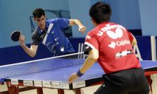 Enio Mendes -en segundo t�rmino- se impuso a Zhouyang Li, del Priego, por 3-2. 