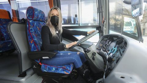 Laura An, cantante de la orquesta Finisterre, posa junto al autobs en el que trabaja.