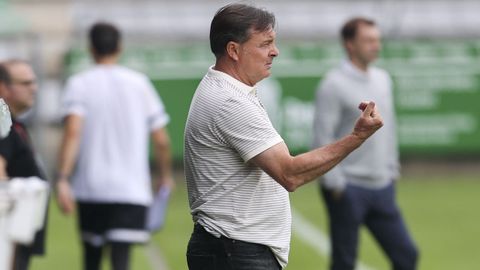 Cristóbal Parralo, entrenador del Racing, dando indicaciones en el último partido disputado en A Malata.
