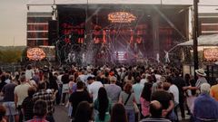 As Vi&ntilde;as Fest 2026, en San Cibrao das Vi&ntilde;as, con la orquesta Par&iacute;s de Noia.