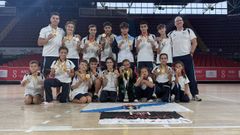 Integrantes del club boirense con sus medallas, en Sevilla.