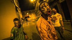 <span lang= gl >Imaxe de tres actores caracterizados nunha das m�is de 600 experiencias Survival Zombie feitas ata hoxe ao longo de Espa�a</span>