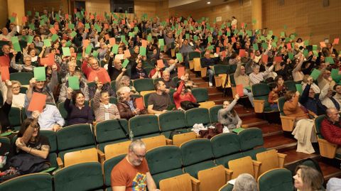 Votaci&oacute;n do p&uacute;blico a man alzada, na edici&oacute;n 2025 dos Premios Galegos da Regueifa