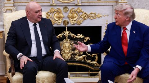 El presidente del L�bano, Joseph Aoun, junto a Donald Trump en el despacho oval