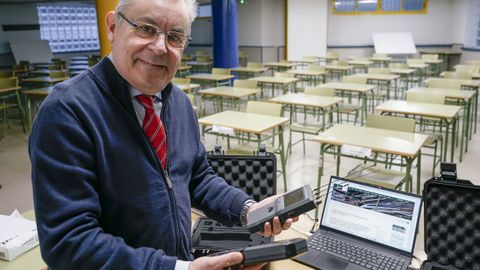 El director de UNED Ourense muestra los detectores. 