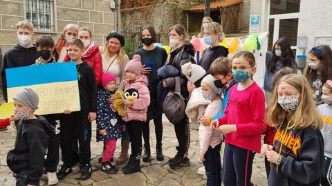 Los refugiados ucranianos junto a parte de los nios del colegio de Manzaneda