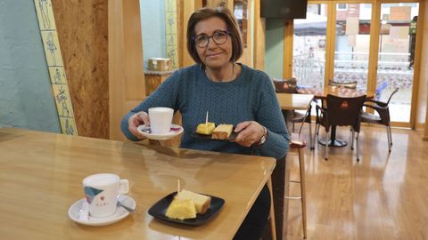 Cafetera Capricho en Santiago.Ubicada en la primera planta del centro comercial rea Central, tiene a toda su clientela con el corazn dividido, porque adems del caf a 1,40, lo que atrae es la tapa. Ganan por mayora los que eligen la tortilla ?hace 15 al da? frente al bizcocho, tambin casero.