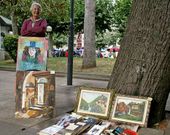 La uruguaya Miriam Alicia Pitaluga Alfonso vende sus cuadros en el mercado semanal de Carballo.