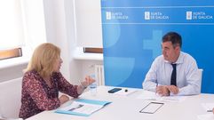 La alcaldesa de Trazo, Fina Surez, durante una reunin con el conselleiro de Educacin, Romn Rodrguez, el pasado ao para reclamar mejoras para el colegio de Trazo