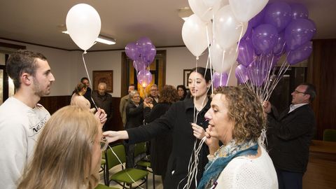 Malpica. Reparto y suelta de globos por el 25N