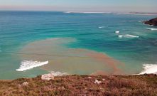 La mancha cubre parte de la costa de Combouzas.