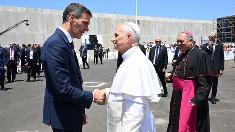Pedro S�nchez recibi� al papa Le�n XIV a su llegada ayer a Canarias.
