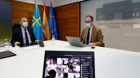 El vicepresidente y consejero de Administracin Autonmica, Medio Ambiente y Cambio Climtico, Juan Cofio, y el consejero de Salud, Pablo Fernndez Muiz, en una reunin telemtica