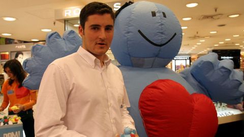 Apoyando una campa�a de la Fundaci�n para la Infancia Meni�os, en El Corte Ingl�s de Vigo.