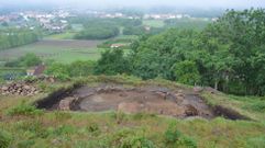 La caba�a excavada en el yacimiento de Castroland�n, en Cuntis