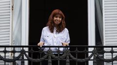 Cristina Fern�ndez observa a sus seguidores desde el balc�n de su casa, donde cumple arresto domiciliario