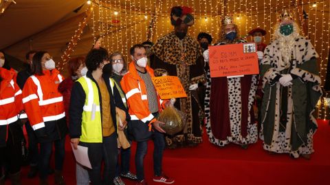 Personal de los PAC entrega una carta reivindicativa a los Reyes Magos en Pontevedra