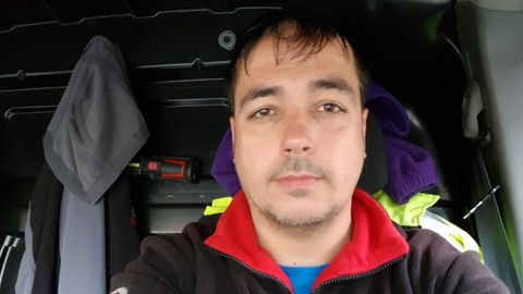 Celso Sotelo, camionero de A Corua, durante una de sus rutas de reparto.