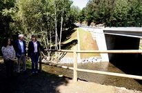 La conselleira Rosa Quintana (derecha) asisti� a la apertura, a la que faltaron los alcaldes del BNG.