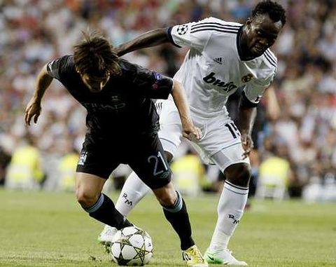 Essien con Silva en el cita ante el Manchester City.