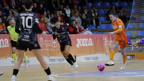 La burelense Silvia Rubal avanza con el bal�n ante la presi�n de Jenny y la mirada de Ant�a P�rez